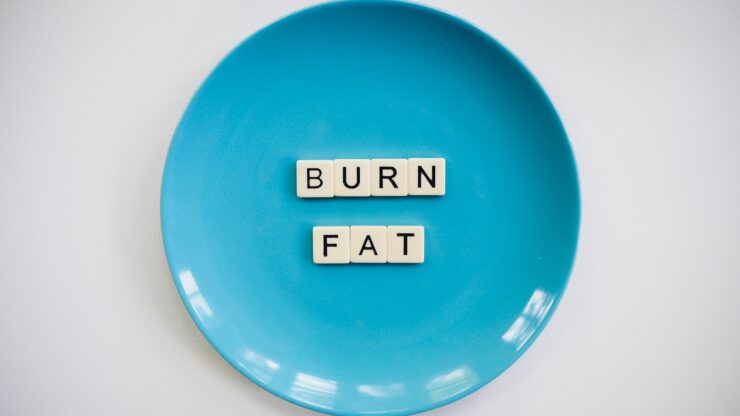 a blue plate with the words burn fat spelled on it